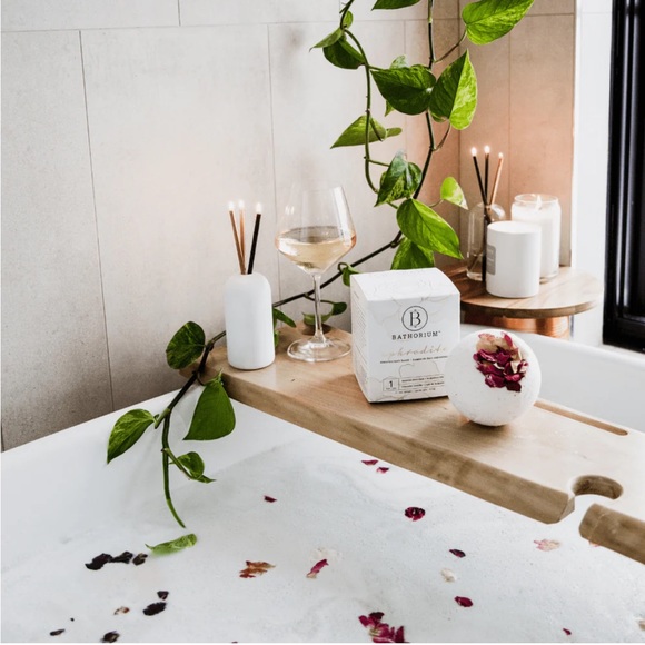 Bathorium Aphrodite Giant Bath Bomb - Picture 2 of 5